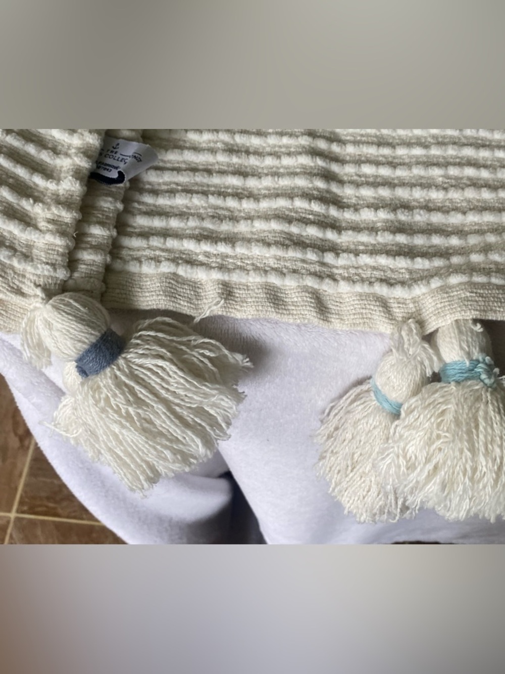 NWT Throw Blanket Hampton Collection Cream Colour/Blue Accents 50x60 - Picture 4 of 6